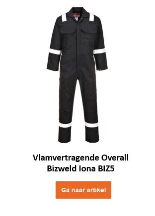 Een zwarte, vlamvertragende en antistatische beschermende overall met witte reflecterende strepen op de armen, benen en schouders. De Bizweld Iona BIZ5 vlamvertragende overall heeft twee borstzakken en sluit met een ritssluiting. De naam van het kledingstuk staat eronder en een oranje knop/klik op de afbeelding leidt naar het artikel. De naam van het kledingstuk staat eronder en een oranje knop/klik op de afbeelding leidt naar het artikel.