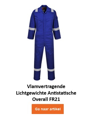 Een blauwe, vlamvertragende en antistatische beschermende overall met zilveren reflecterende strepen op de armen, benen en schouders. De vlamvertragende, antistatische overall Bizflame 210g FR21 heeft twee borstzakken en sluit met een ritssluiting. De naam van het kledingstuk staat eronder en een oranje knop/klik op de afbeelding leidt naar het artikel.