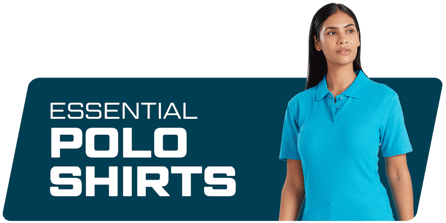 Een vrouw in een blauw poloshirt staat voor een donkerblauwe achtergrond. Links van haar staat de tekst "ESSENTIAL POLO SHIRTS" in witte hoofdletters. Er is een link die naar onze poloshirts leidt.