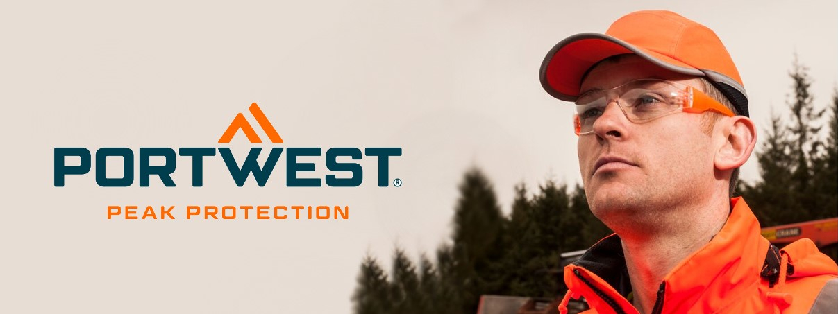 Een man in oranje werkkleding en een oranje stootpet draagt ​​een veiligheidsbril en kijkt op. Links van hem staat het logo "Portwest Peak Protection" tegen een lichte achtergrond met donkergroene bomen op de achtergrond.