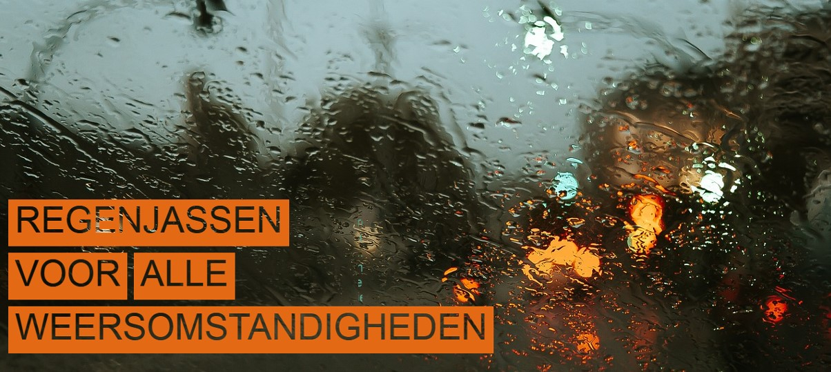 Straatbeeld in de regen gefotografeerd door een nat raam. In de linkerrand van de foto staat in uitgestanste letters met een oranje achtergrond het kopje "Regenjassen voor alle weersomstandigheden".