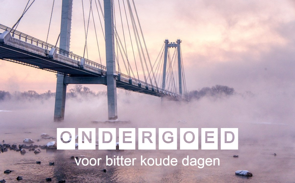 Een hangbrug over een mistige, bevroren rivier, vastgelegd bij zonsopgang. De tekst ‘Ondergoed voor bitter koude werkdagen’ is in grote, witte letters over de afbeelding geplaatst. Het tafereel straalt een winterse, ijzige sfeer uit. Er wordt een link naar ons ondergoed verstrekt.