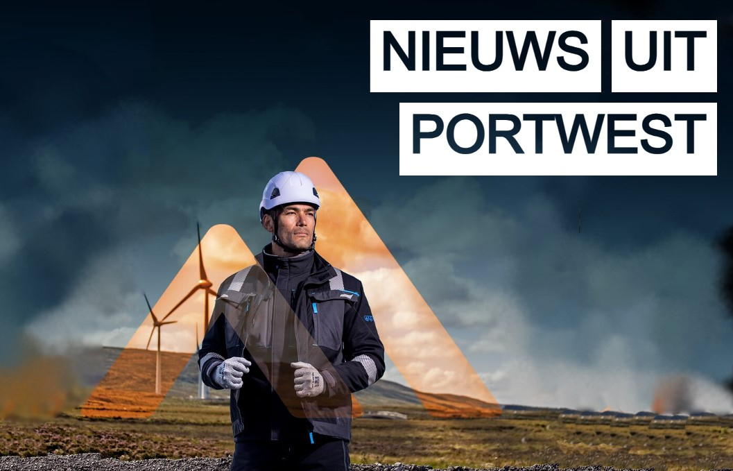 Werknemer in werkkleding en een witte veiligheidshelm voor een windpark met een heuvel en sombere wolken. Het Portwest-logo is transparant oranje gemarkeerd. In de rechterbovenhoek van de afbeelding staat in transparante letters met een witte achtergrond de kop "Nieuws uit Portwest".