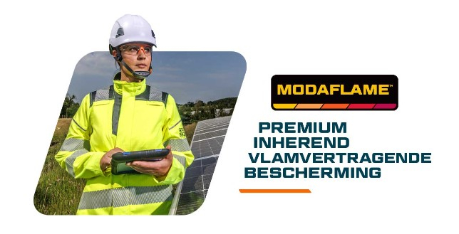 Vrouw in opvallende gele beschermende kleding en witte helm die een tablet vasthoudt en voor een weide en zonnepanelen staat. Ernaast staat het Modaflame-logo en de kop Premium Inherent Flame Retardancy. Er wordt een link naar de Modaflame-collectie gegeven.