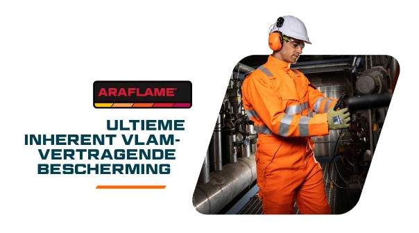 Logo van de Araflame-collectie en de woorden "ultieme inherente vlamvertraging" naast een afbeelding van een werknemer die oranje vlamvertragende beschermende kleding en een witte helm draagt. Hij werkt in een ruimte met stalen buizen en kabels. Er wordt een link naar onze Araflame-collectie gegeven.