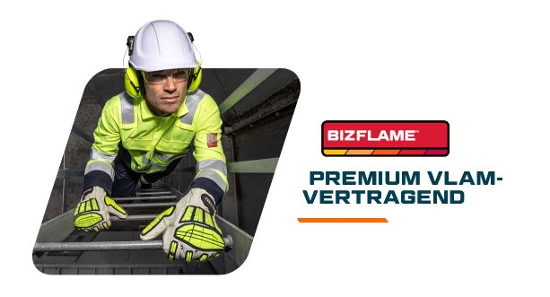 Werknemer in opvallende gele beschermende kleding en witte helm die een ladder beklimt. Naast hem staat het logo van de Bizflame-collectie en de volgende kop: Hoogste vlamvertraging. Er is een link die naar onze Bizflame-collectie leidt.